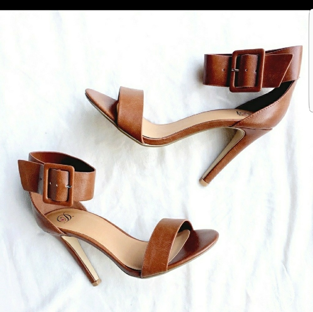 NIB Lulus Vodka S ankle strap heels